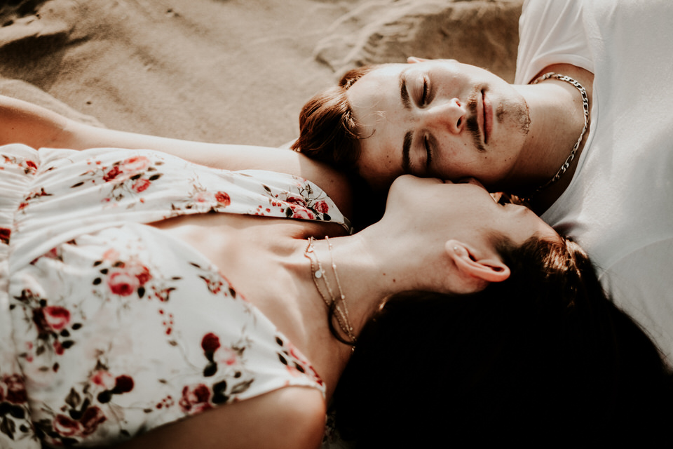 Séance photo couple dans les dunes du Sud de la France pour deux amoureux montpelliérains. Bel Esprit Photographie - https://belesprit.fr