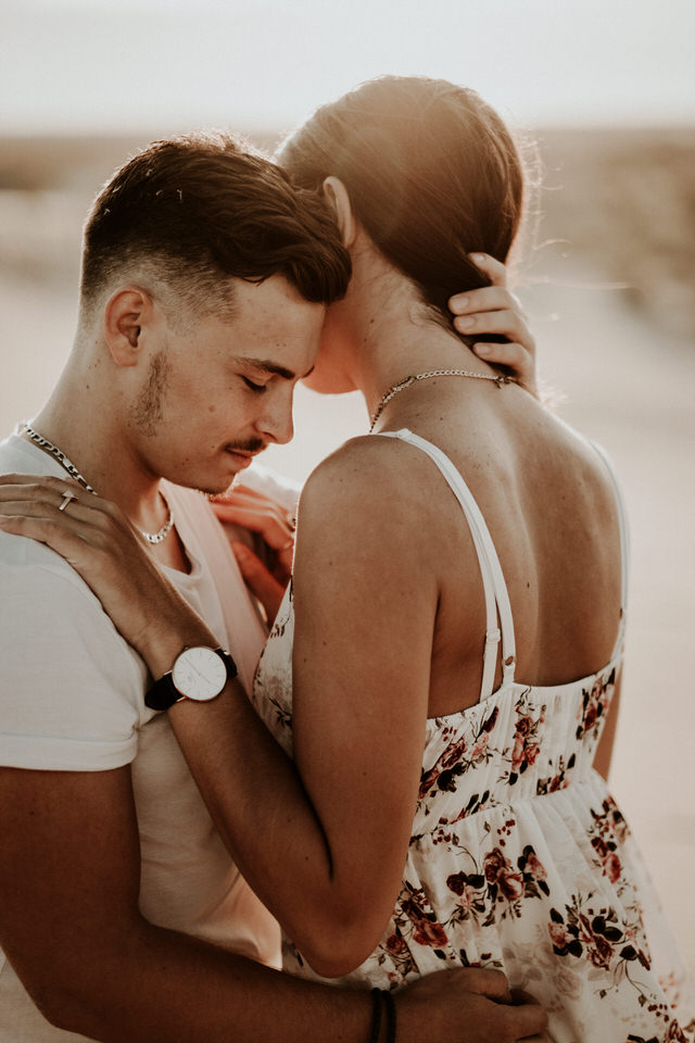 Séance photo couple dans les dunes du Sud de la France pour deux amoureux montpelliérains. Bel Esprit Photographie - https://belesprit.fr