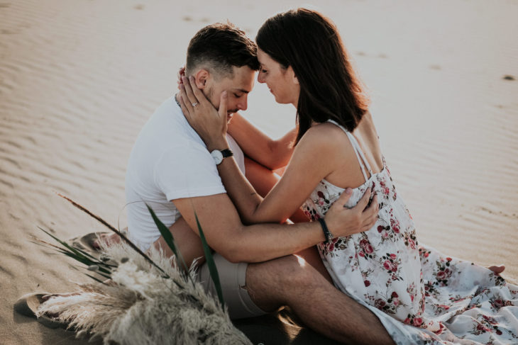 Séance photo couple dans les dunes du Sud de la France pour deux amoureux montpelliérains. Bel Esprit Photographie - https://belesprit.fr