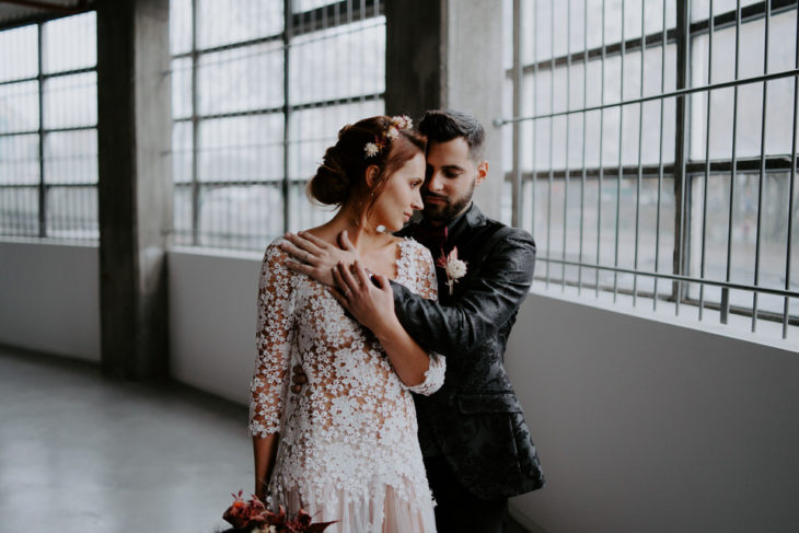 Shooting inspiration mariage industriel et minimaliste. Bel Esprit Photographie - https://belesprit.fr